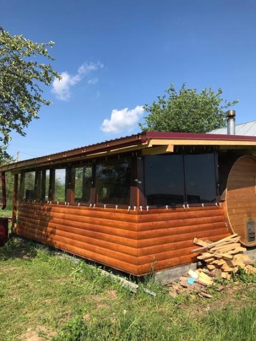 Купил бочку - баню и пристроил к ней террасу, предусмотрел и мягкое остекление. 05