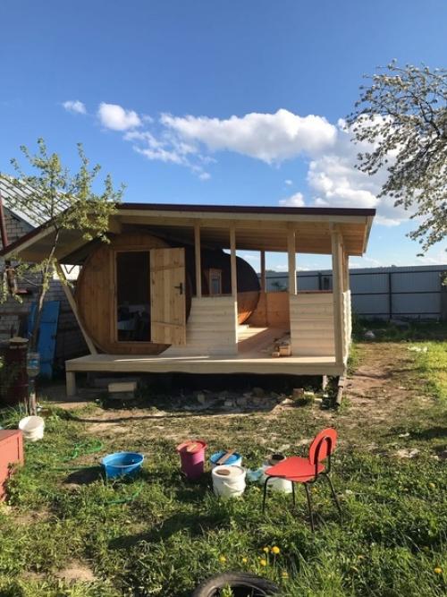 Купил бочку - баню и пристроил к ней террасу, предусмотрел и мягкое остекление. 04