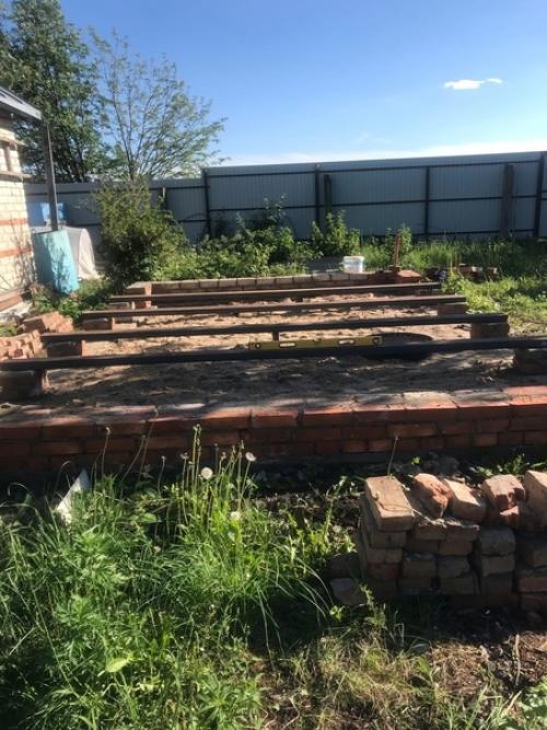 Купил бочку - баню и пристроил к ней террасу, предусмотрел и мягкое остекление. 01