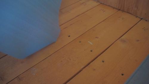 Когда я стелил фанеру на деревянный пол, то под фанеру постелил подложку для ламината. 03