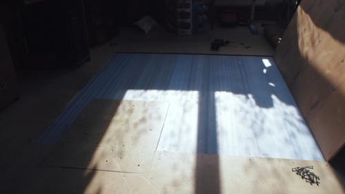 Когда я стелил фанеру на деревянный пол, то под фанеру постелил подложку для ламината. 02