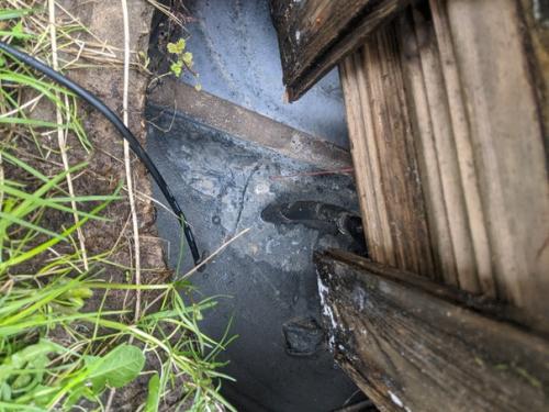 Здравствуйте!  В СНТ находится дача, участок болотистый и в том году для слива с душевой выкопали яму и поставили одно кольцо. 01