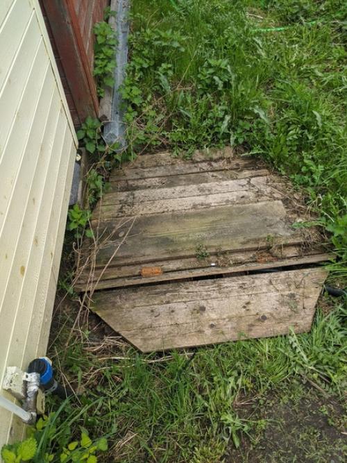 Здравствуйте!  В СНТ находится дача, участок болотистый и в том году для слива с душевой выкопали яму и поставили одно кольцо.