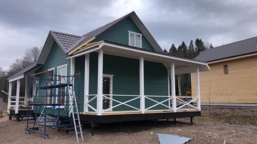 Каркасный дом 10, 5 х 7, 5 м. с террасой и крыльцом.