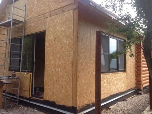 За счёт пристройки жилое пространство дома расширили. 03