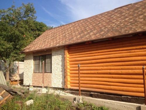 За счёт пристройки жилое пространство дома расширили. 05