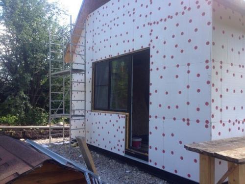 За счёт пристройки жилое пространство дома расширили. 04