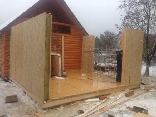 За счёт пристройки жилое пространство дома расширили. 01