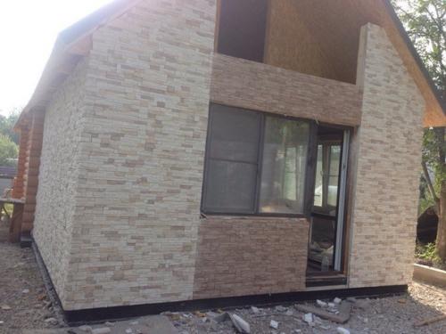 За счёт пристройки жилое пространство дома расширили. 06