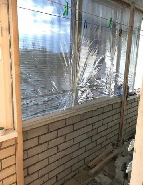 Представьте себе: житель многоквартирного дома решил оборудовать сауну прямо на своём балконе! 02